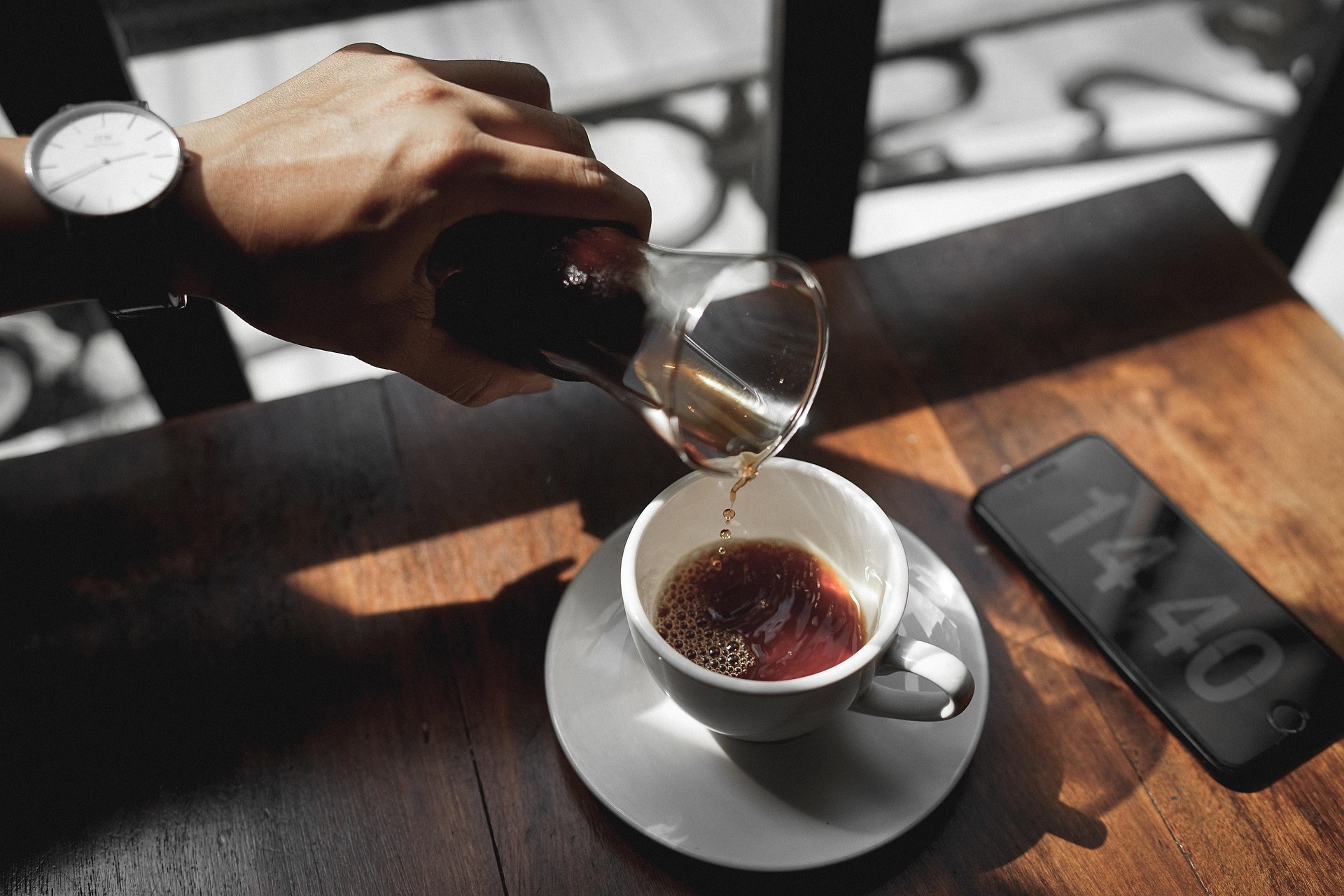 カップに注がれるコーヒー
