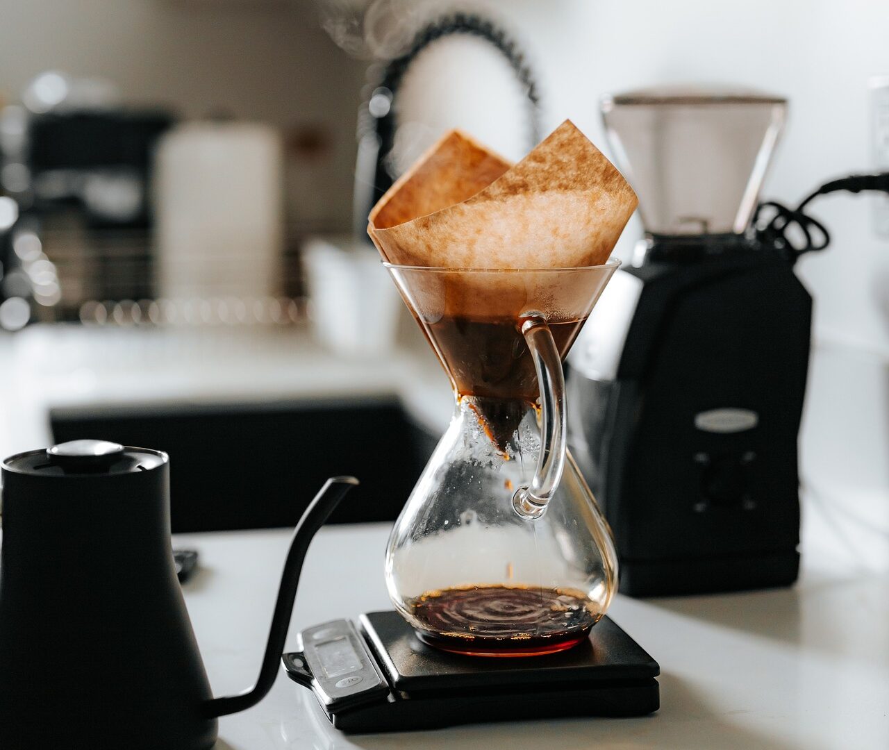 日の差し込むキッチンでコーヒーを抽出する風景